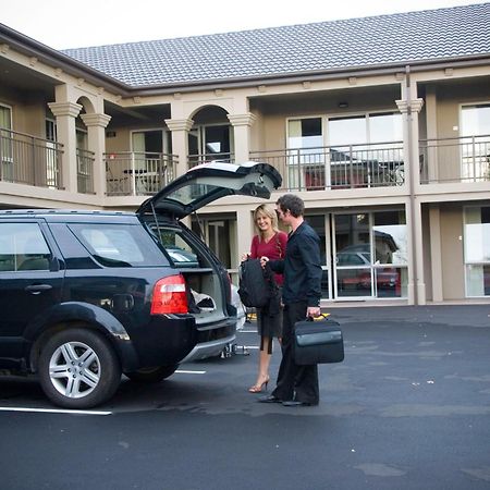 Salerno Motel Apartments Christchurch Luaran gambar A hotel porter assisting a guest