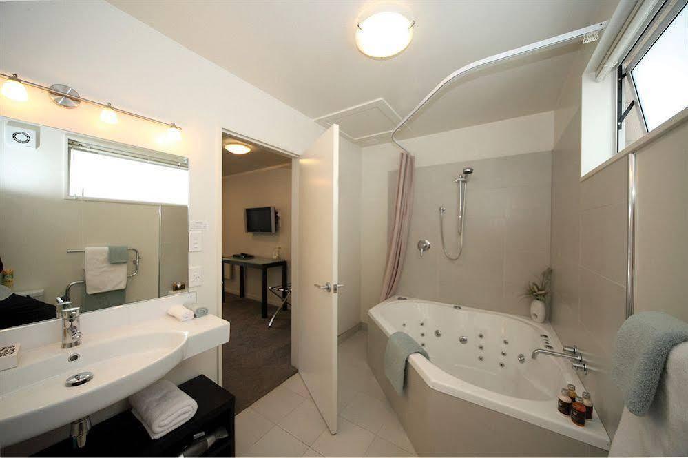 Salerno Motel Apartments Christchurch Luaran gambar A bathroom in a hotel