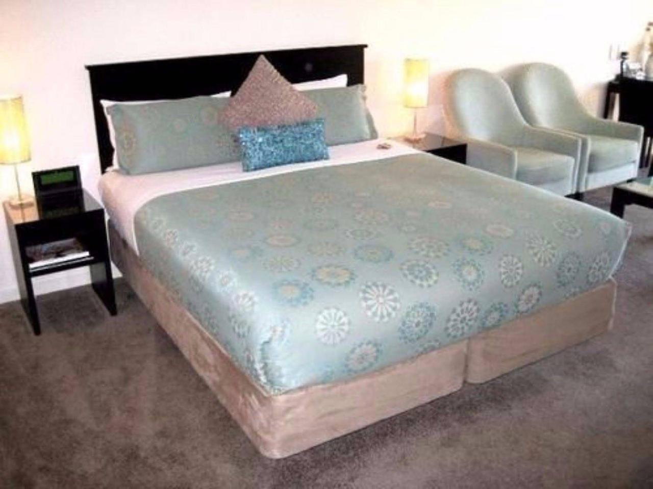 Salerno Motel Apartments Christchurch Luaran gambar A bed with a bed skirt
