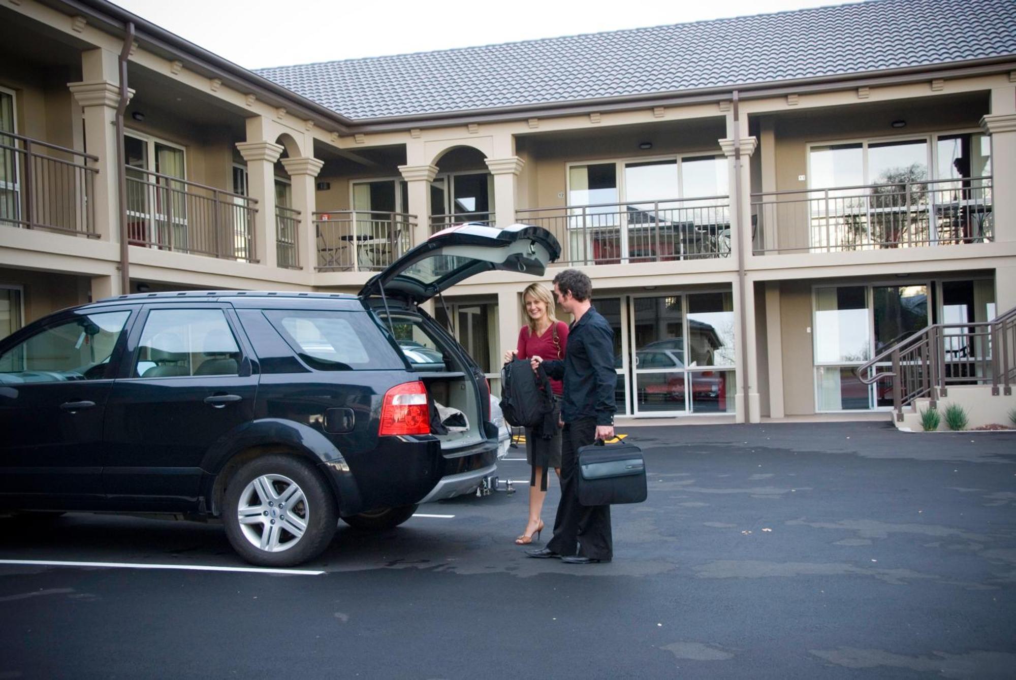 Salerno Motel Apartments Christchurch Luaran gambar A hotel porter assisting a guest