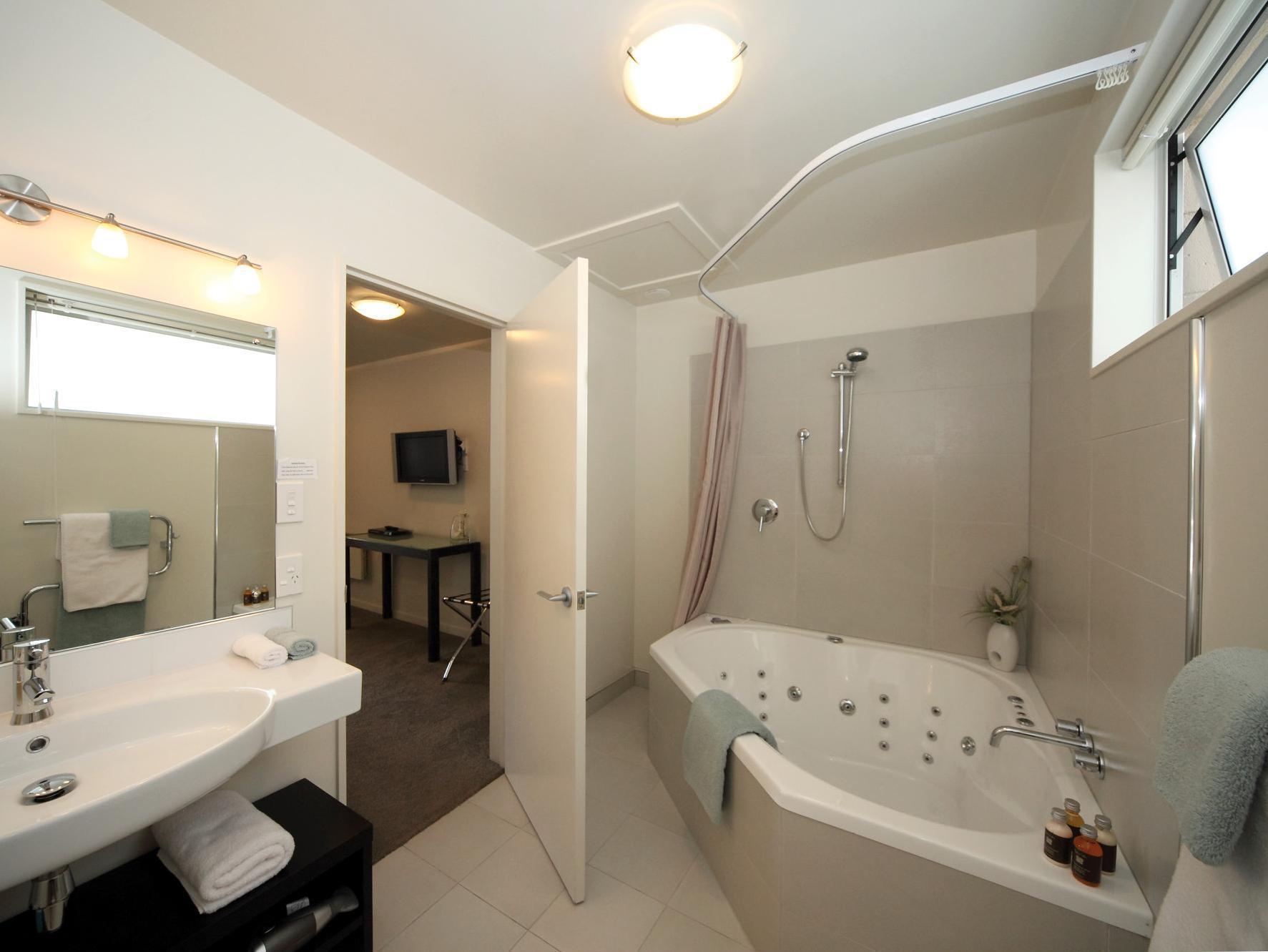 Salerno Motel Apartments Christchurch Luaran gambar A modern bathroom