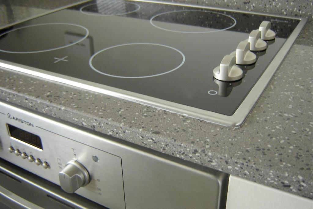 Salerno Motel Apartments Christchurch Bilik gambar A ceramic stovetop