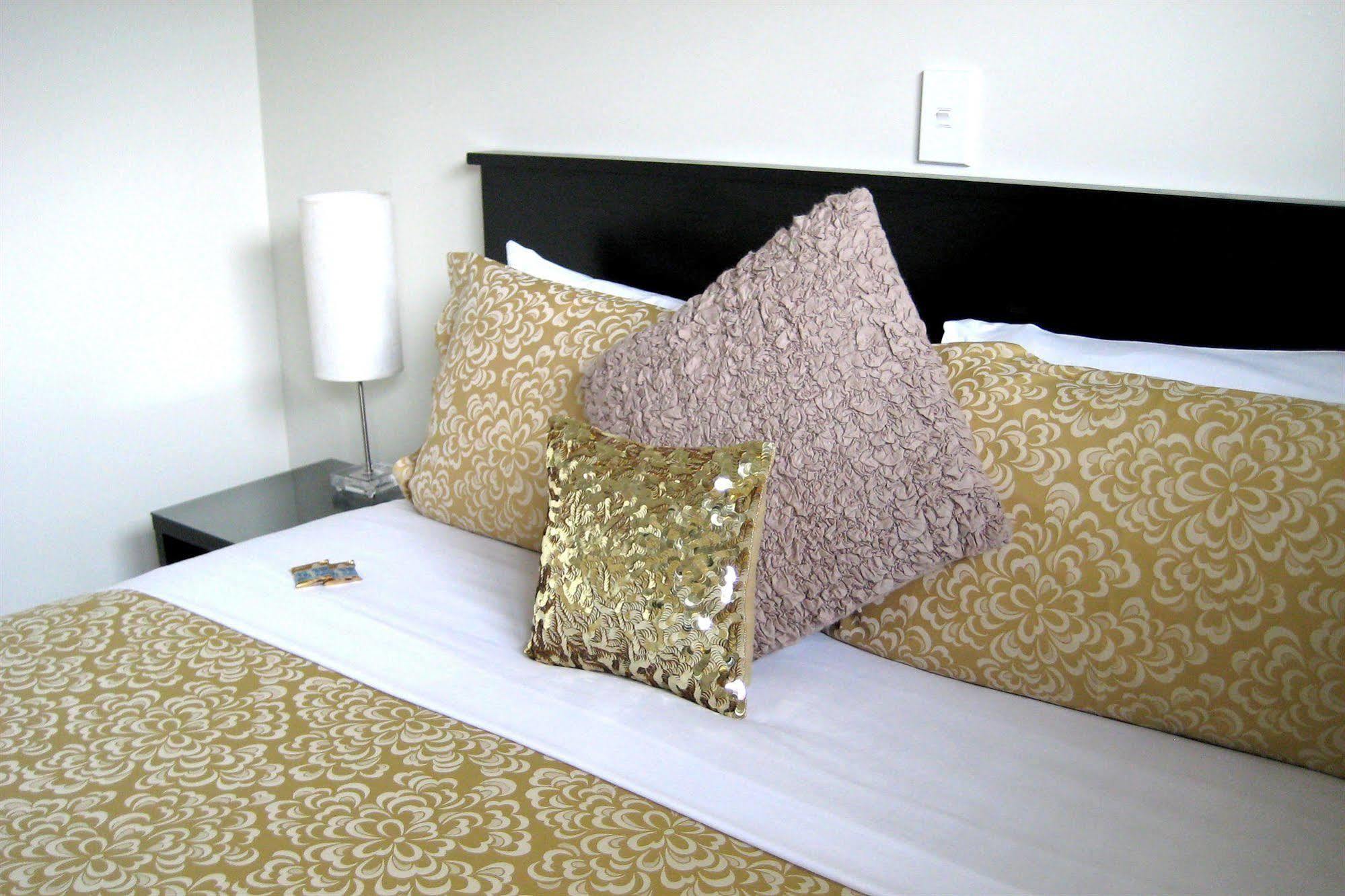 Salerno Motel Apartments Christchurch Luaran gambar Sequin pillows