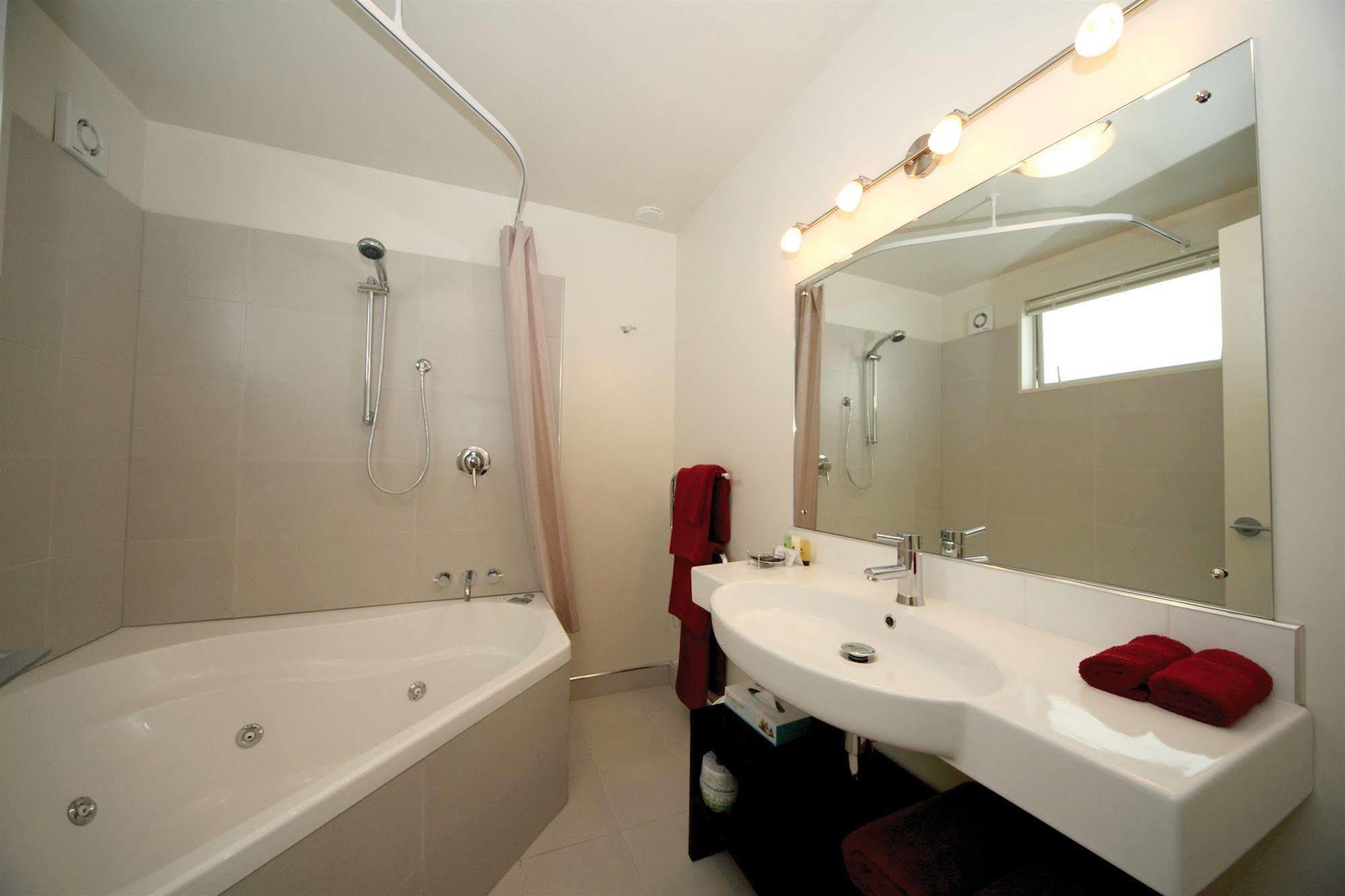 Salerno Motel Apartments Christchurch Luaran gambar Bathroom