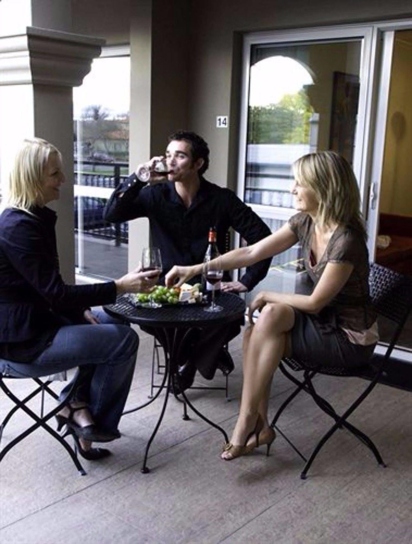 Salerno Motel Apartments Christchurch Luaran gambar A wine tasting