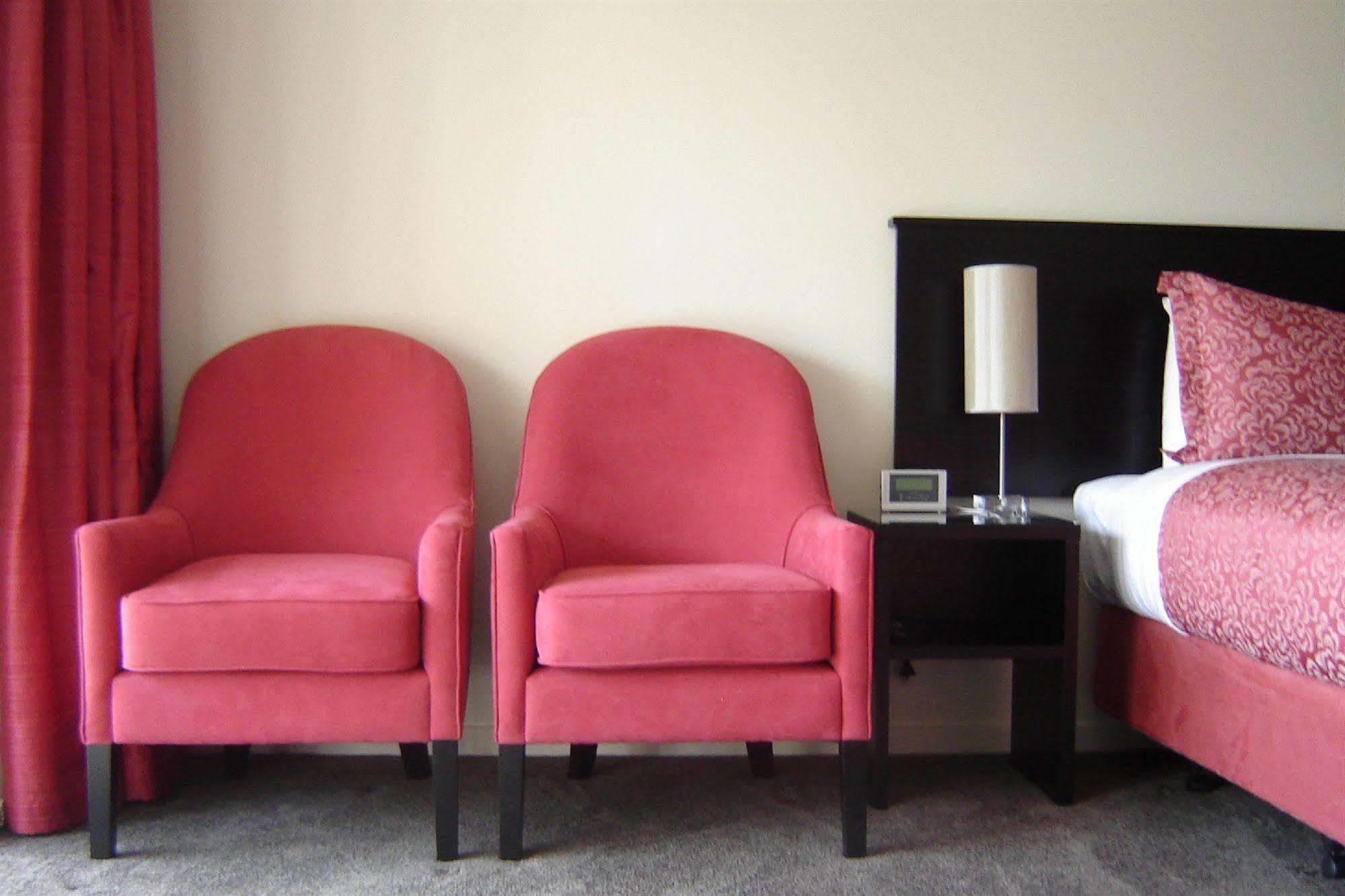 Salerno Motel Apartments Christchurch Luaran gambar A pair of club chairs