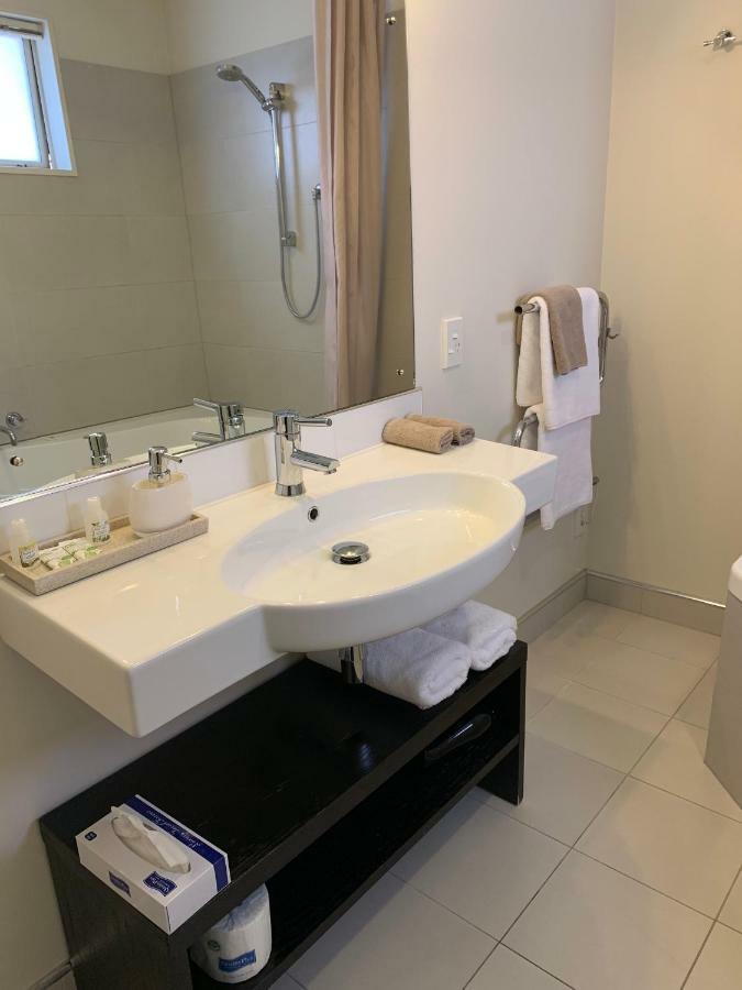 Salerno Motel Apartments Christchurch Luaran gambar Bathroom in a hotel