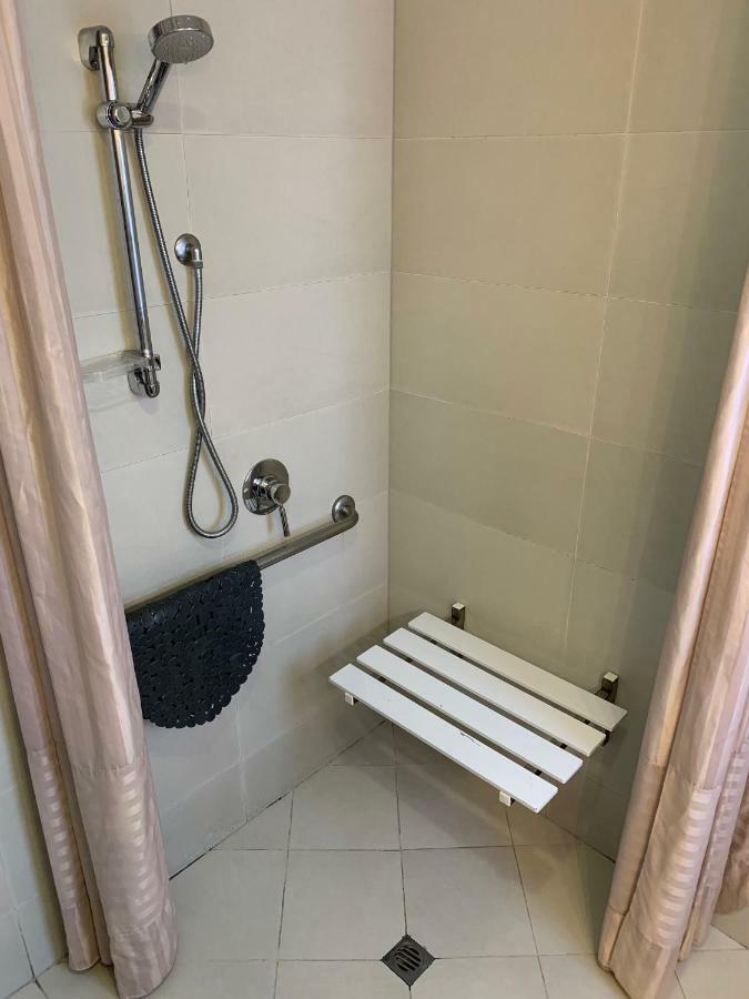 Salerno Motel Apartments Christchurch Luaran gambar Shower bench