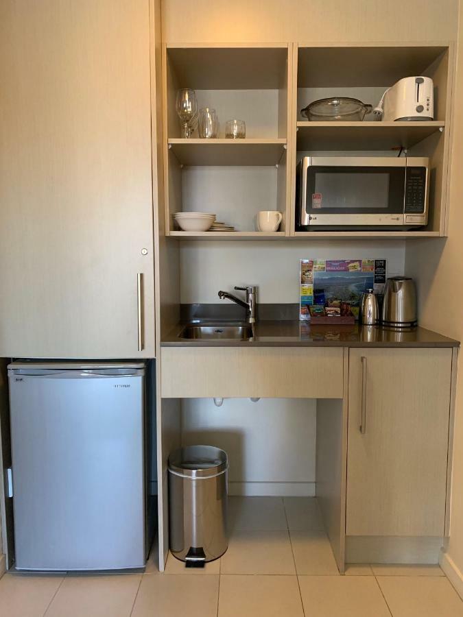 Salerno Motel Apartments Christchurch Luaran gambar A kitchenette in a hotel room
