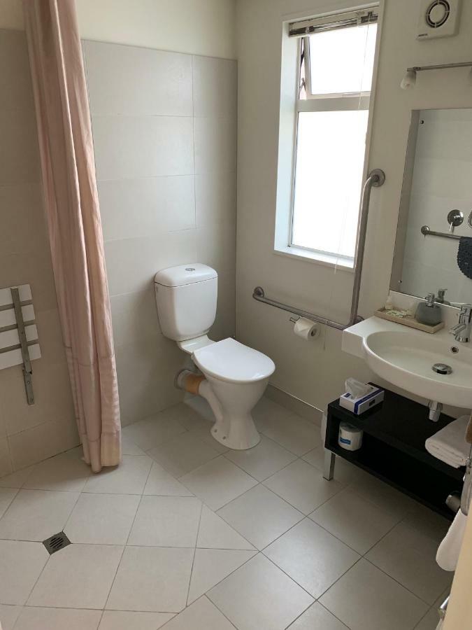 Salerno Motel Apartments Christchurch Luaran gambar A modern bathroom in a hotel