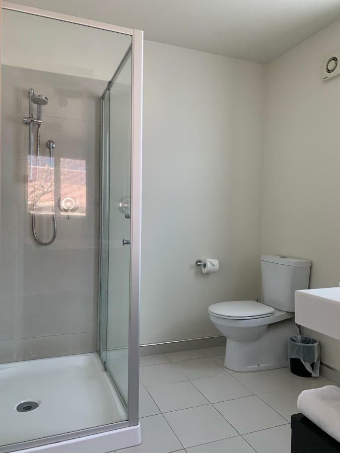 Salerno Motel Apartments Christchurch Luaran gambar A shower cubicle