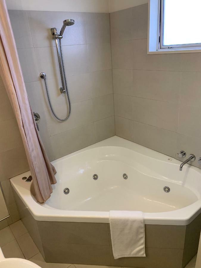 Salerno Motel Apartments Christchurch Luaran gambar A shower curtain in a bathtub